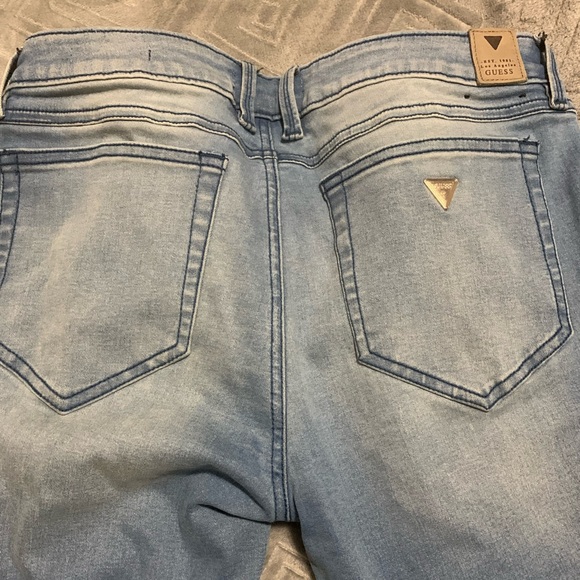 Guess blue jeans! Zippers at the ankle. - Picture 3 of 4